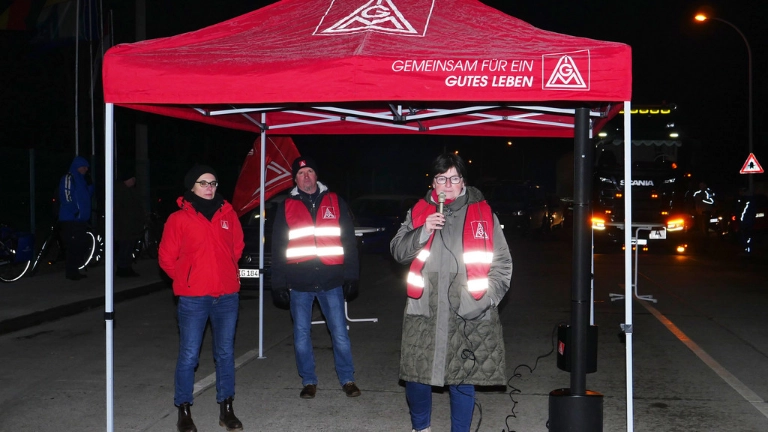 Stephanie Jahn, Geschäftsführerin der IG Metall Potsdam-Oranienburg, forderte den Arbeitgeber zum Einlenken auf. 