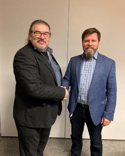 Handschlag auf die Einigung: Bodo Grzonka (links) schlägt ein für die IG Metall, Tischlermeister Jörg Neumeister für die Arbeitgeber. 