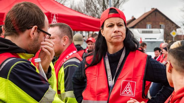 Kein Verständnis mehr für die Lohnlücke: Die Kolleginnen und Kollegen in der Holz und Kunstoff verarbeitenden Industrie in Berlin-Brandenburg und Sachsen.
