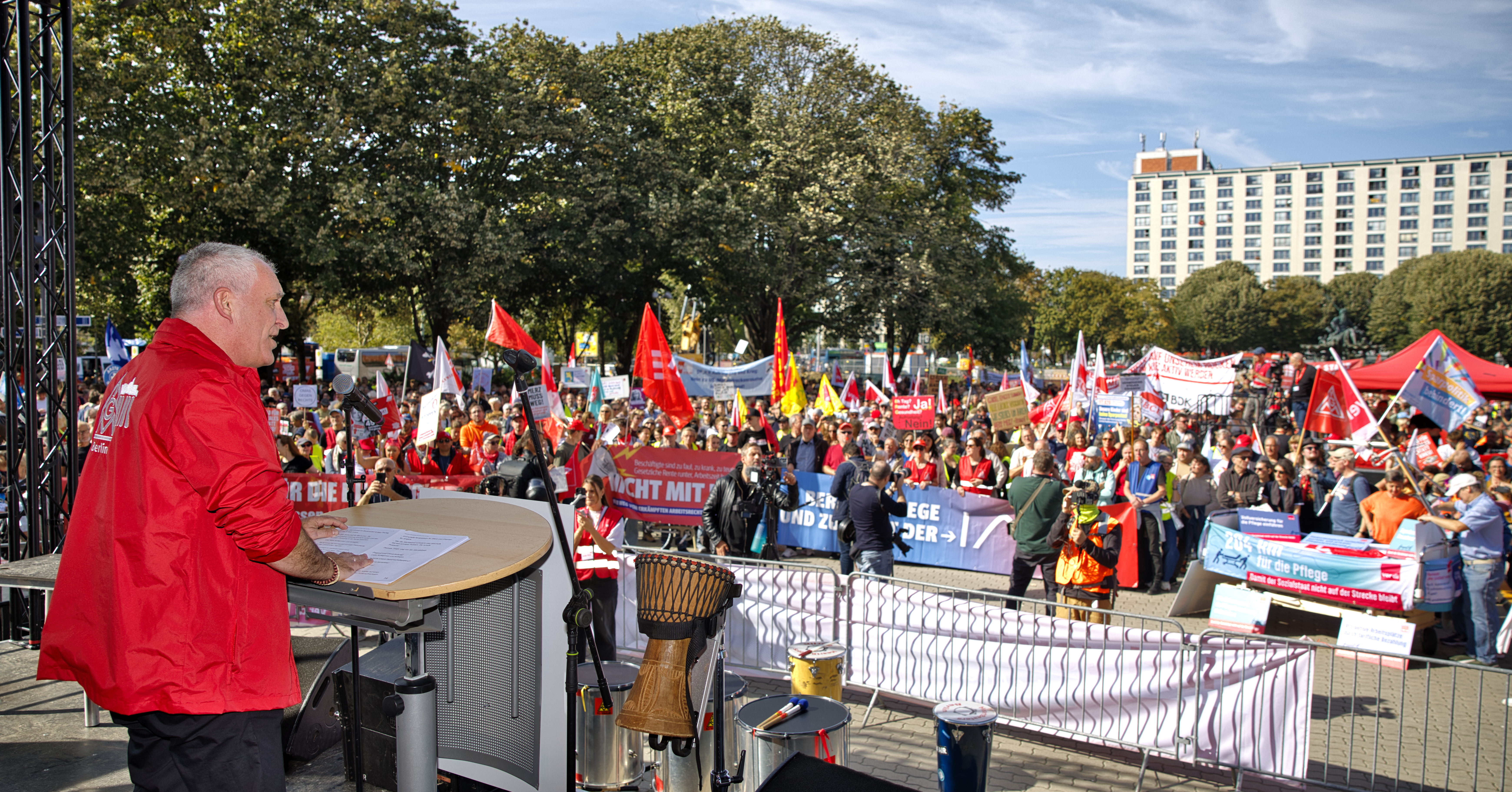Kundgebung und Demonstration des DGB "Hart verdient! Deine Arbeit. Deine Gesundheit. Deine Rente." gegen Sozialabbau vom Berliner IG Metall Haus zum Roten Rathaus. Jürgen Kerner